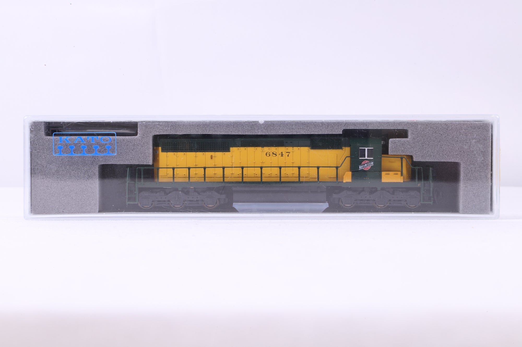 Kato N 176-4818 SD40-2 C&NW Early with Dynamic Brake '6847'