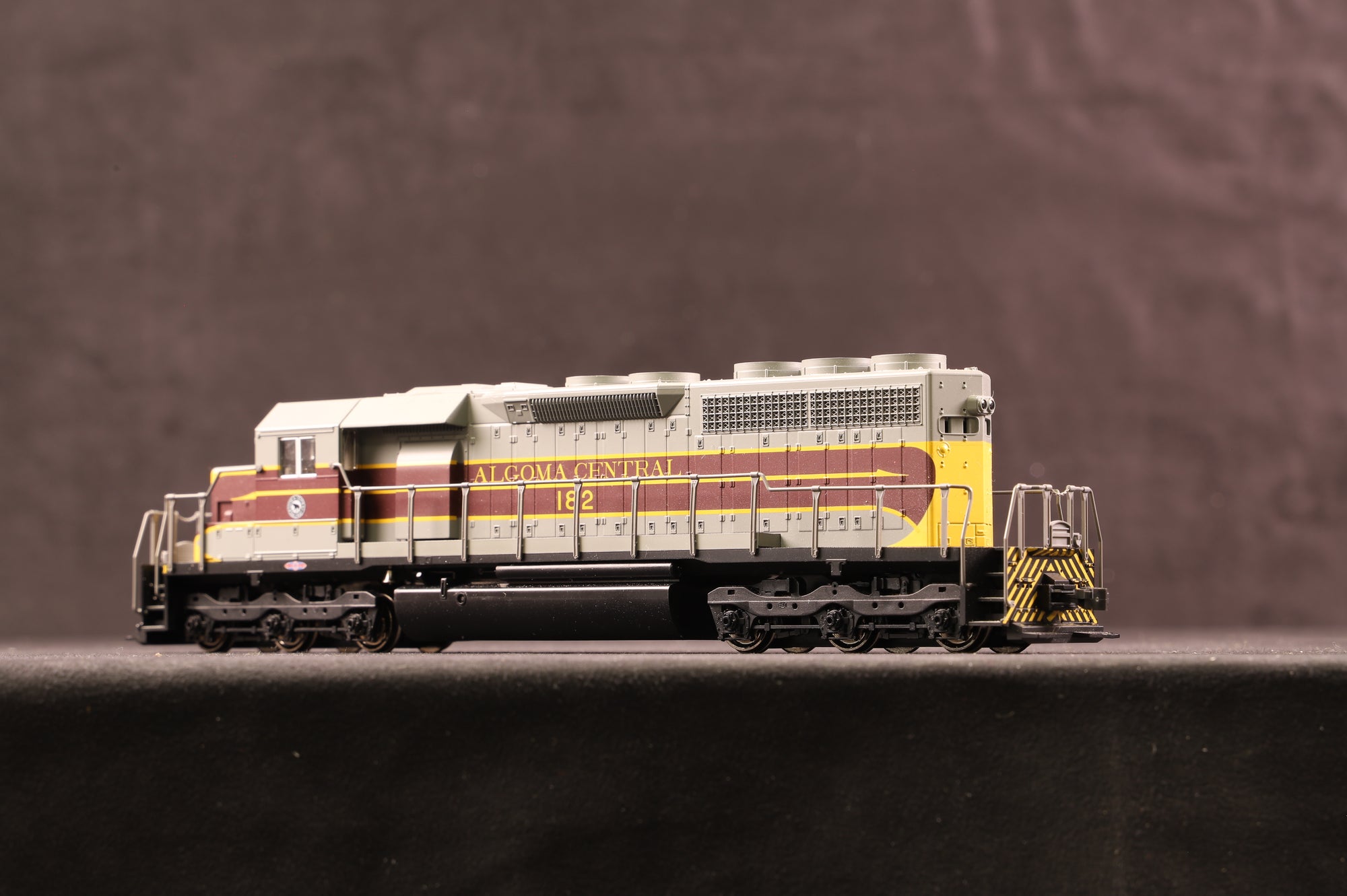 Kato HO 37-6322 Algoma Central '182'