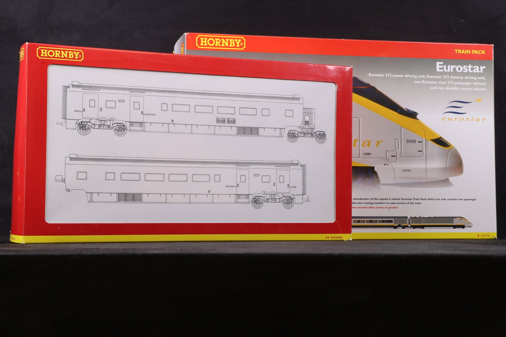 Hornby OO R2379A Eurostar Set & R4013C Divisible Centre Saloons