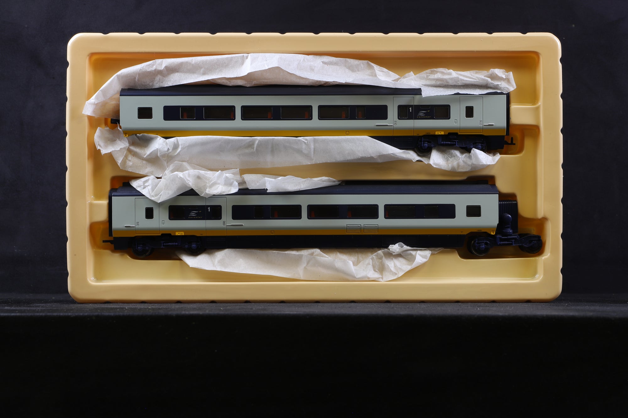 Hornby OO R2379A Eurostar Set & R4013C Divisible Centre Saloons