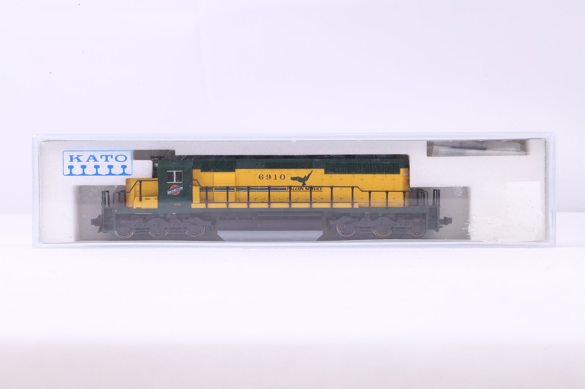 Kato N 176-4803 SD40-2 Early C&NW '6910'