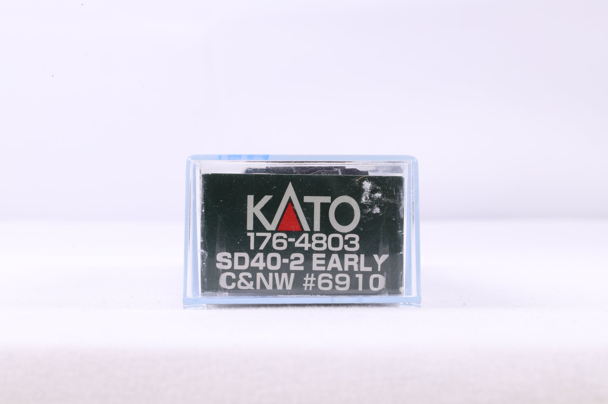 Kato N 176-4803 SD40-2 Early C&NW '6910'
