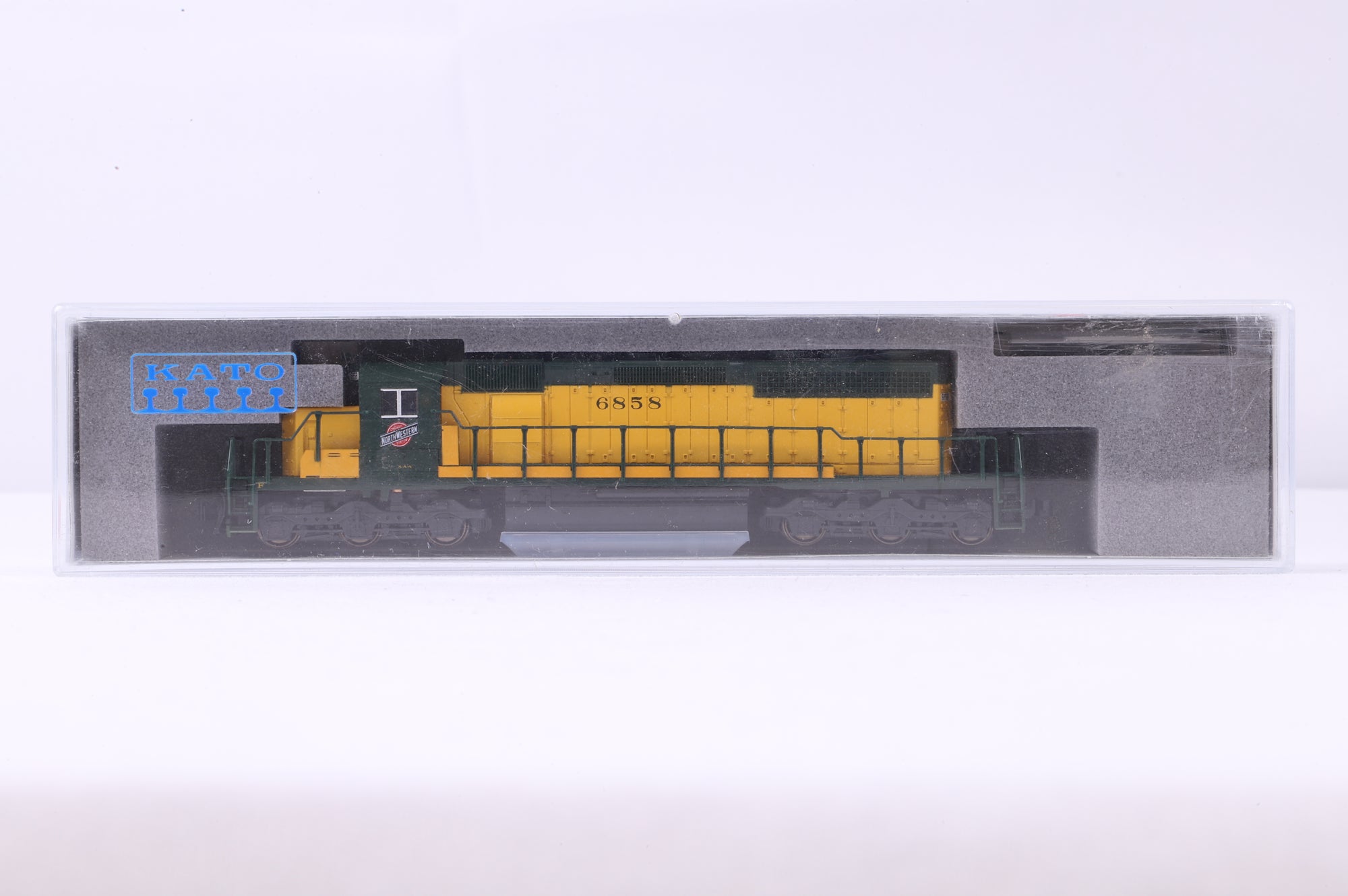 Kato 176-4819 SD40-2 Early with Dynamic Brake C&NW '6858'